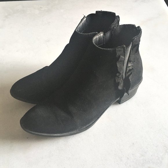 JustFab black chelsea ankle boots / booties ruffle - Picture 2 of 10